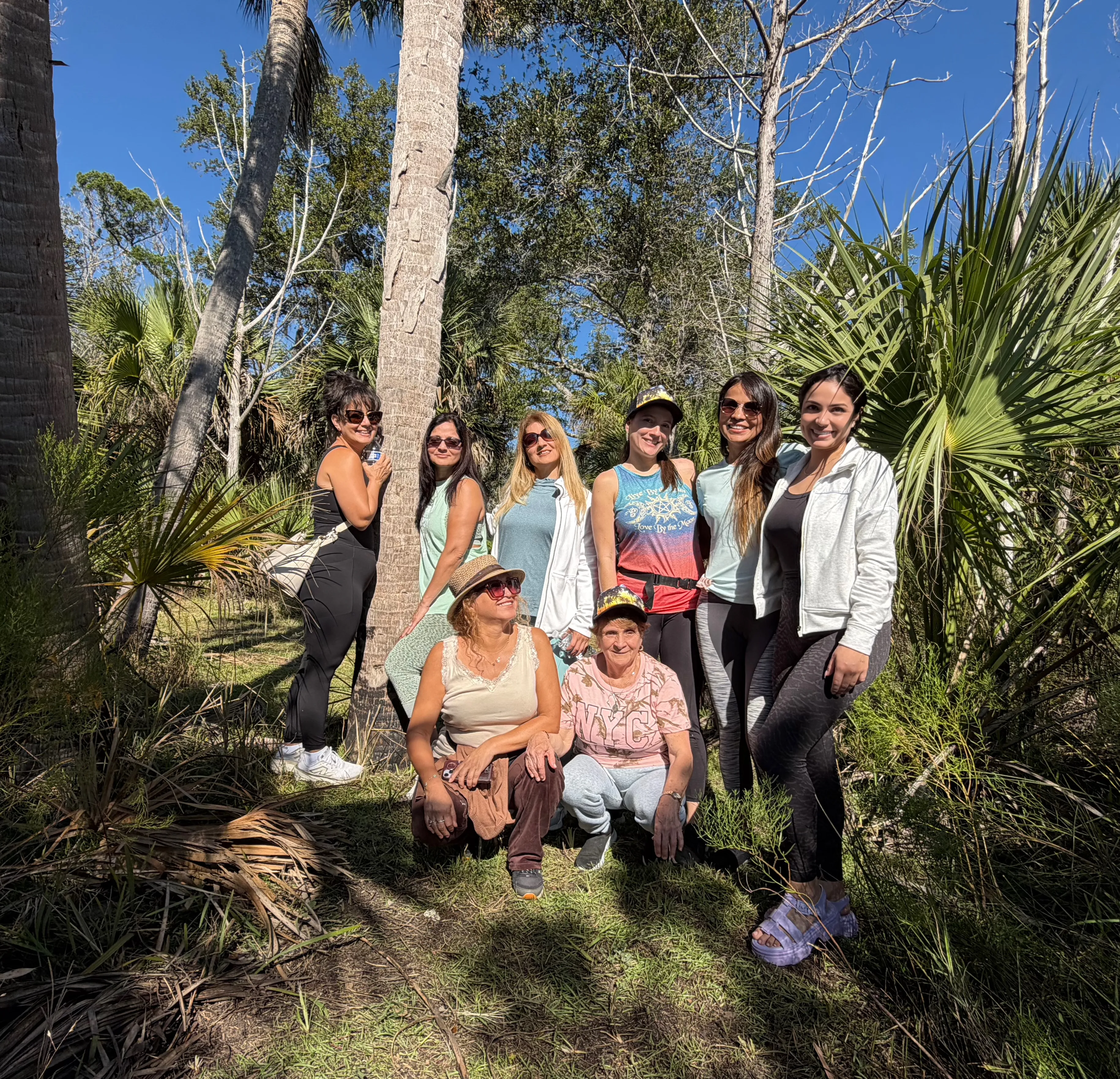 Grupo de mujeres en la naturaleza durante un retiro anterior